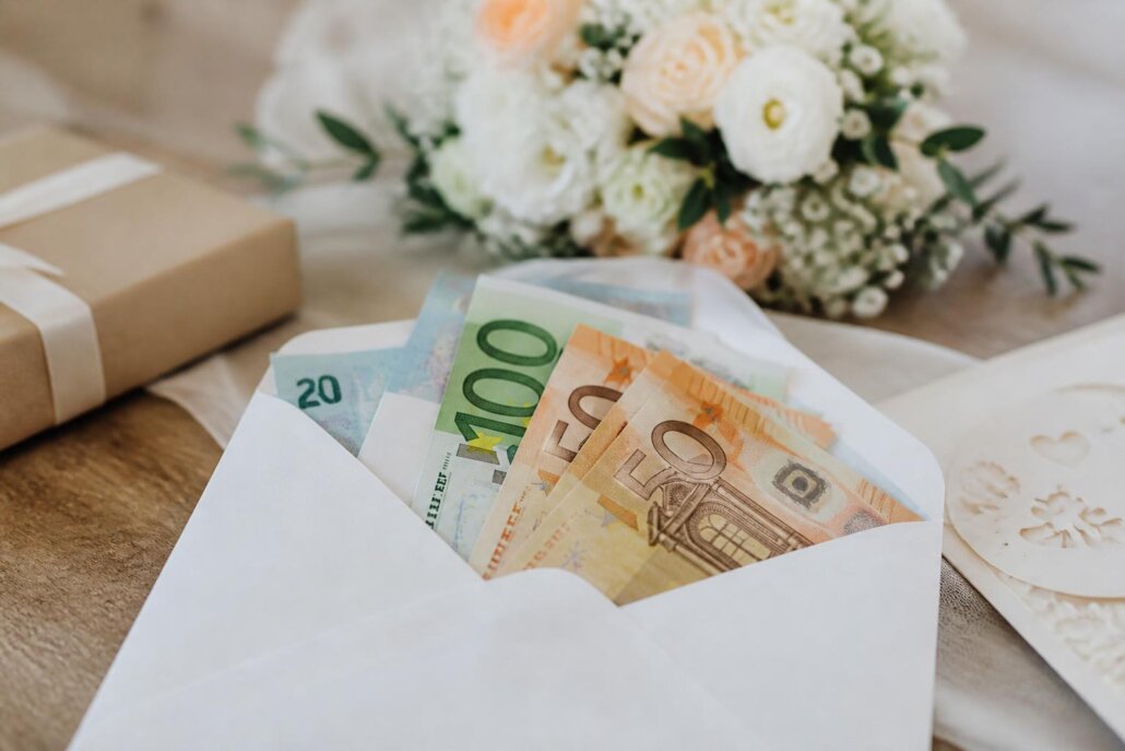 Wie viel Geld schenkt man zur Hochzeit? Angemessene Beträge im Überblick